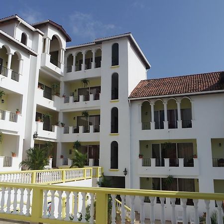 West Bay Colonial Hotel Buitenkant foto